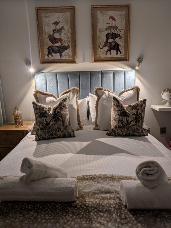 Houseboat - bedroom at night 2