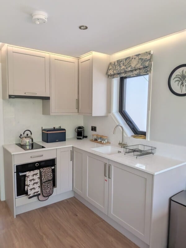 Houseboat - kitchen